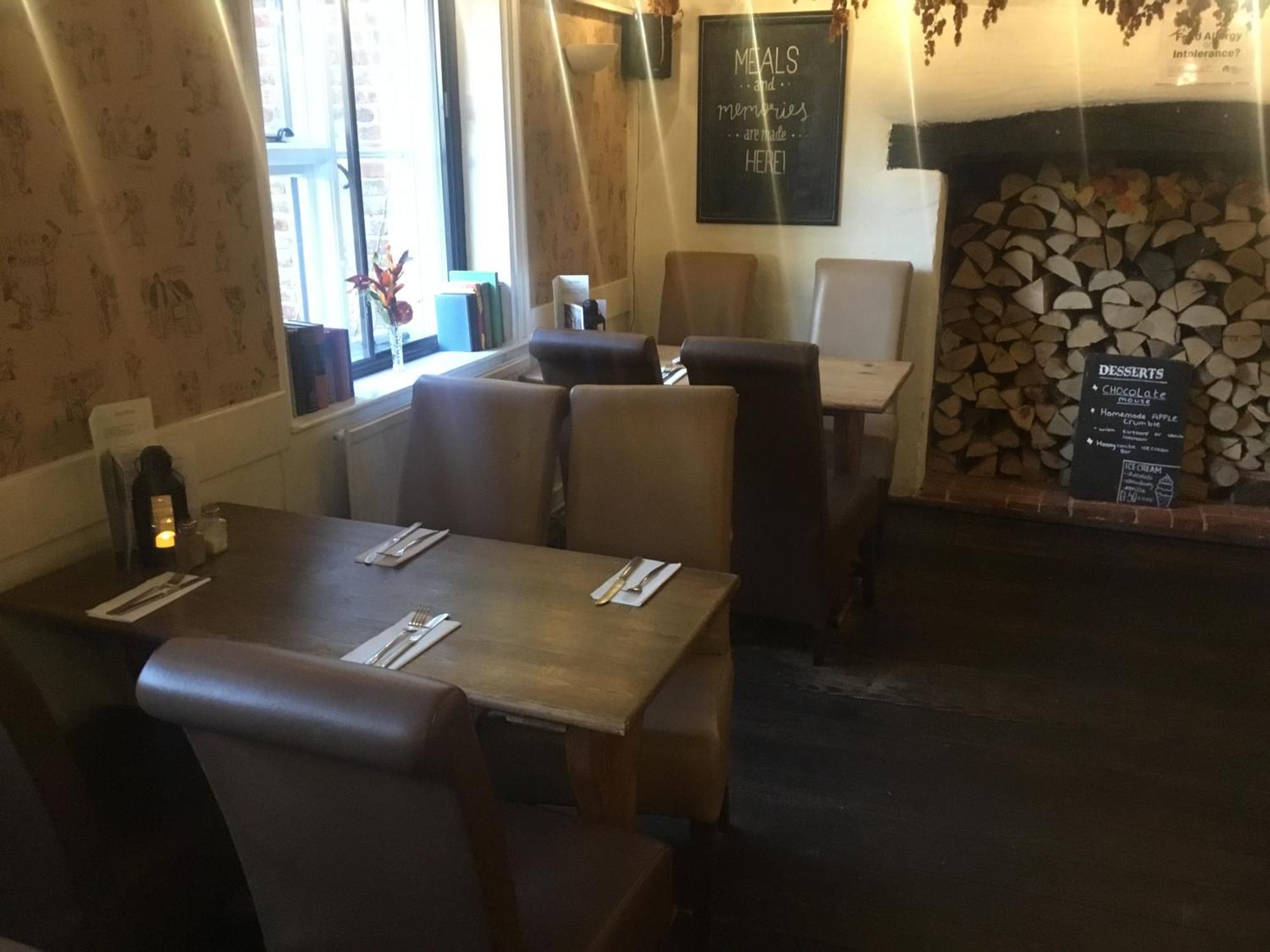 The Flying Horse Inn Boughton Aulph Екстериор снимка